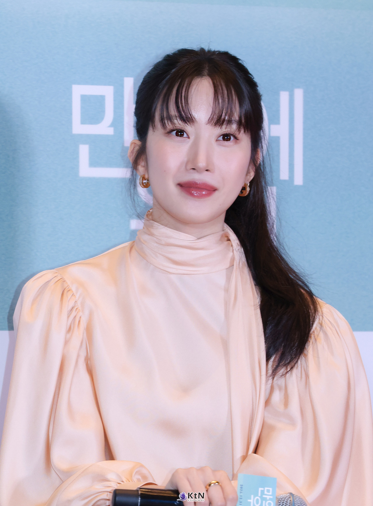 배우 문가영이 영화 '만약에 우리' 쇼케이스에 참석해 예비 관객들의 연애 고민 상담을 해주고있다. / K trendy NEWS DB. ⓒ케이 트렌디뉴스 무단전재 및 수집, 재배포금지.