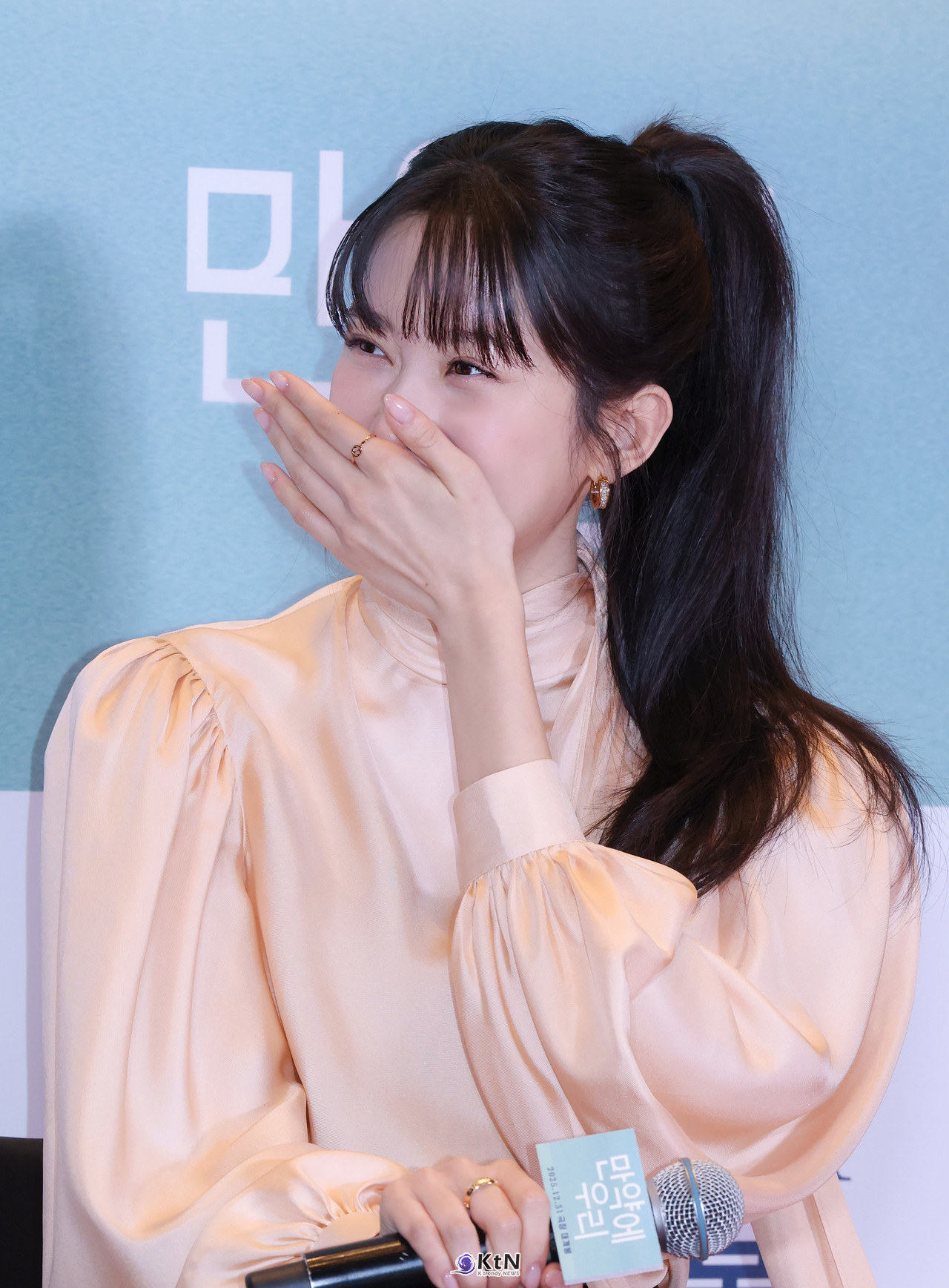 배우 문가영이 영화 '만약에 우리' 쇼케이스에 참석해 예비 관객들의 연애 고민 상담을 해주고있다. / K trendy NEWS DB. ⓒ케이 트렌디뉴스 무단전재 및 수집, 재배포금지.