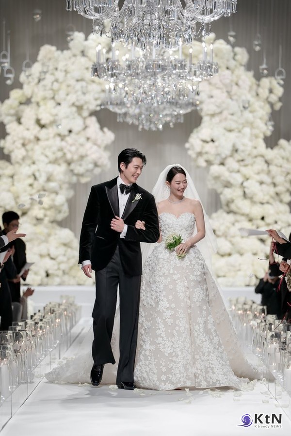 "영화 한편 뚝딱!"...김우빈♥신민아, 남다른 3억 기부·결혼 사진 공개  사진=2025 12.22  에이엠엔터테인먼트 @ament_official K trendy NEWS DB ⓒ케이 트렌디뉴스 무단전재 및 수집, 재배포금지