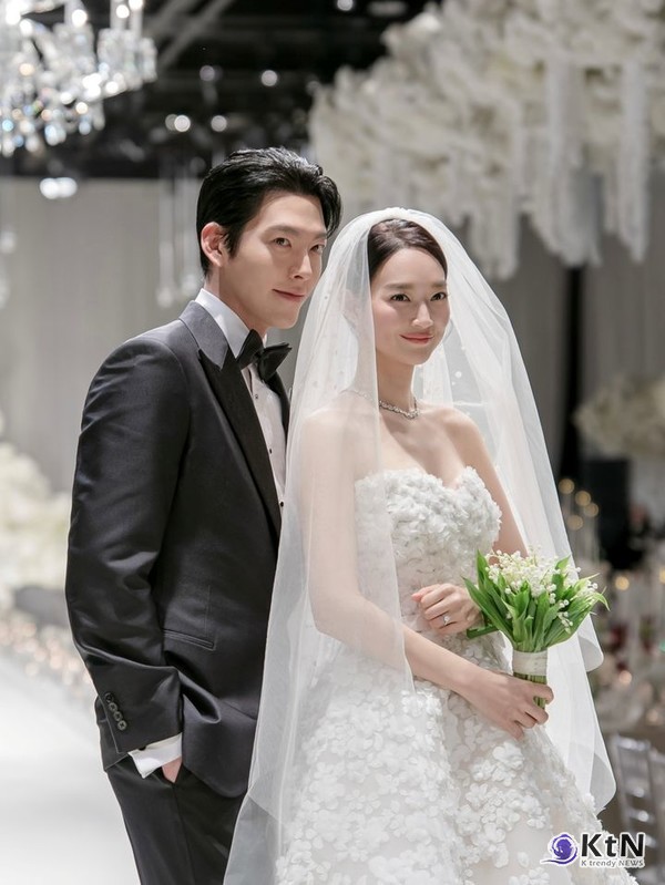 "영화 한편 뚝딱!"...김우빈♥신민아, 남다른 3억 기부·결혼 사진 공개  사진=2025 12.22  에이엠엔터테인먼트 @ament_official K trendy NEWS DB ⓒ케이 트렌디뉴스 무단전재 및 수집, 재배포금지