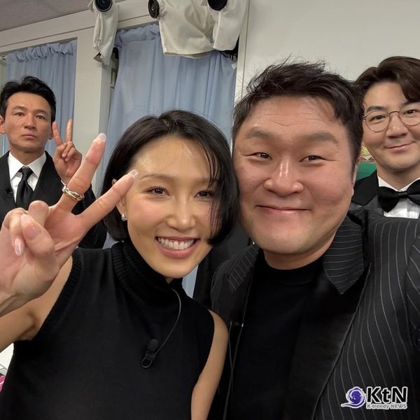‘핑계고’ 신인상 윤경호, 화사와  '뜬뜬 DdeunDdeun' 채널에서는 '제3회 핑계고 시상식' 축하 무대 비하인드 공개 사진=2025 12.23  21일 윤경호 sns K trendy NEWS DB ⓒ케이 트렌디뉴스 무단전재 및 수집, 재배포금지