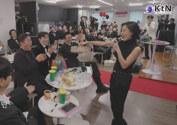 ‘핑계고’ 신인상 윤경호, 화사와 축하 무대 비하인드 공개 사진=2025 12.23  21일 '뜬뜬 DdeunDdeun' 채널에서는 '제3회 핑계고 시상식'이 진행됐다. K trendy NEWS DB ⓒ케이 트렌디뉴스 무단전재 및 수집, 재배포금지