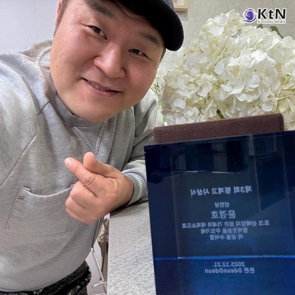 ‘핑계고’ 신인상 윤경호, 화사와 '뜬뜬 DdeunDdeun' 채널에서는 '제3회 핑계고 시상식' 축하 무대 비하인드 공개 사진=2025 12.23  21일 윤경호 sns K trendy NEWS DB ⓒ케이 트렌디뉴스 무단전재 및 수집, 재배포금지