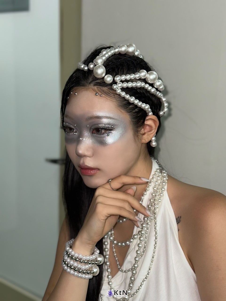 김호영은 아이돌 메이크업은 단순히 화장을 보여주는 수준을 넘어 장면 전체의 감정을 연출하는 역할을 한다고 설명했다. /사진=김포대학교 뷰티아트과 김호영·신정원, 〈Pearl & Void〉, 2025.  K trendy NEWS DB ⓒ케이 트렌디뉴스 무단전재 및 수집, 재배포금지