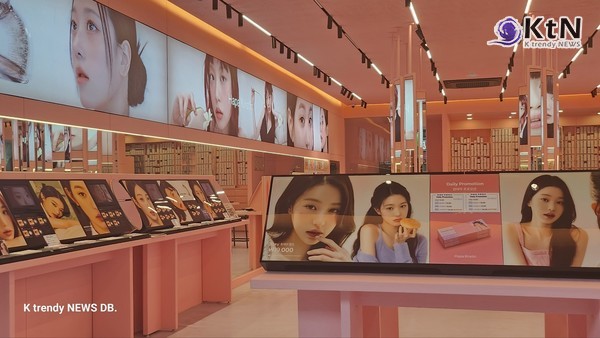 한국 화장품, 미국 수출 1위 등극…프랑스 넘은 K-뷰티  사진=2025 03.31 k팝 모델 앞세운 압구정 경쟁사 한국화장품 뷰티 로드샵  K trendy NEWS DB ⓒ케이 트렌디뉴스 무단전재 및 수집, 재배포금지