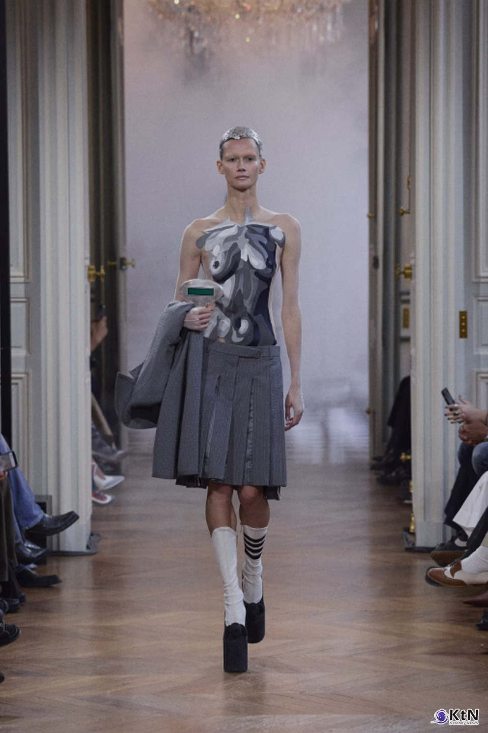 Thom Browne Aliens Invaded PFW for SS26. 사진=Thom Browne, K trendy NEWS DB ⓒ케이 트렌디뉴스 무단전재 및 수집, 재배포금지