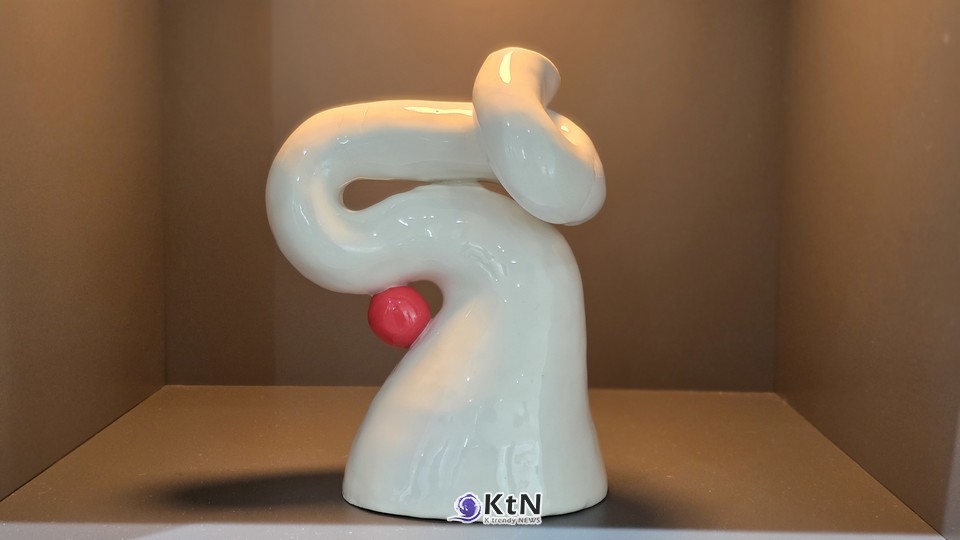 글로벌 트렌드 리포트는 화이트가 단순한 유행을 넘어 사회적 전환의 언어로 자리매김하고 있다고 진단한다.  /사진=홍설  작가 - 억압적 규율과 기억의 흔적 K trendy NEWS DB ⓒ케이 트렌디뉴스 무단전재 및 수집, 재배포금지