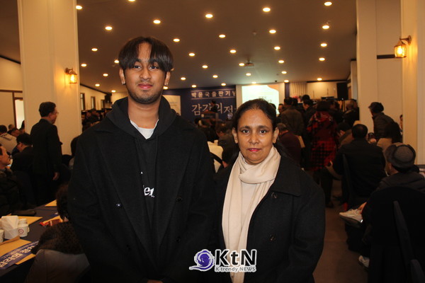 고려대 재학중인 파키스탄인 아카쿠라 가무게 이완씨와 어머니는 박윤국 시장시절 깊은 인연으로 자리를 함께했다. (사진=조영식 기자)