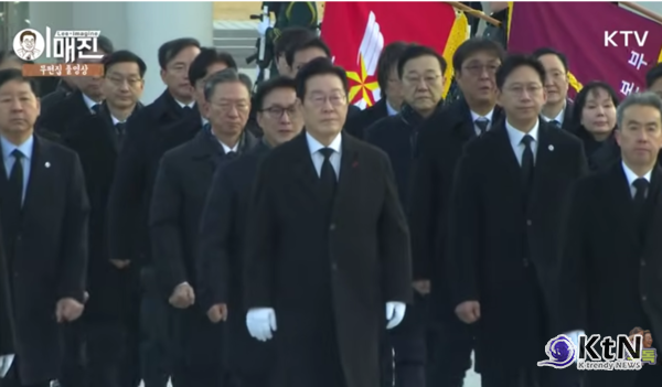 현충원 참배로 새해 시작한 이재명 대통령 , 대전환 통한 대도약의 원년으로/ 지방 주도 성장, 모두의 성장, 안전, K콘텐츠, 평화 강조  [2026년 신년사]  사진=2026. 01.01  ktv 영상 갈무리 K trendy NEWS DB ⓒ케이 트렌디뉴스 무단전재 및 수집, 재배포금지