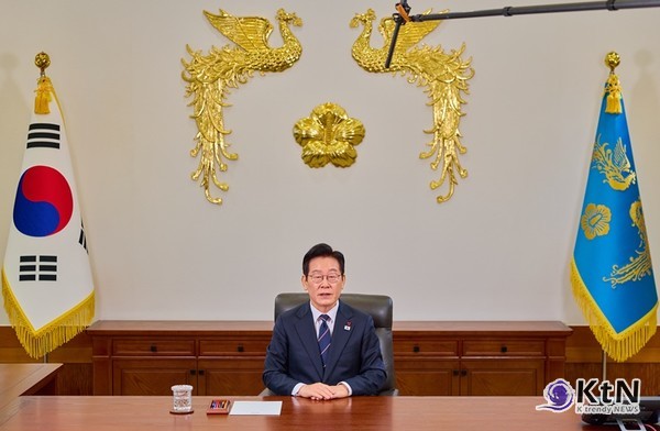 현충원 참배로 새해 시작한 이재명 대통령 , 대전환 통한 대도약의 원년으로/ 지방 주도 성장, 모두의 성장, 안전, K콘텐츠, 평화 강조  [2026년 신년사]  사진=2026. 01.01  청와대 K trendy NEWS DB ⓒ케이 트렌디뉴스 무단전재 및 수집, 재배포금지