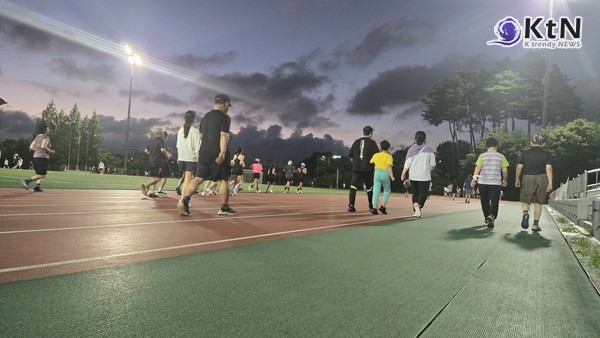 “열대야 사라진다” 전국 폭염특보 해제…이번 주 날씨는? 사진=2025 09.08  폭염과 열대야로 잠 못드는 시민들 한밤중에 걷기 운동을 하고 있다. K trendy NEWS DB ⓒ케이 트렌디뉴스 무단전재 및 수집, 재배포금지