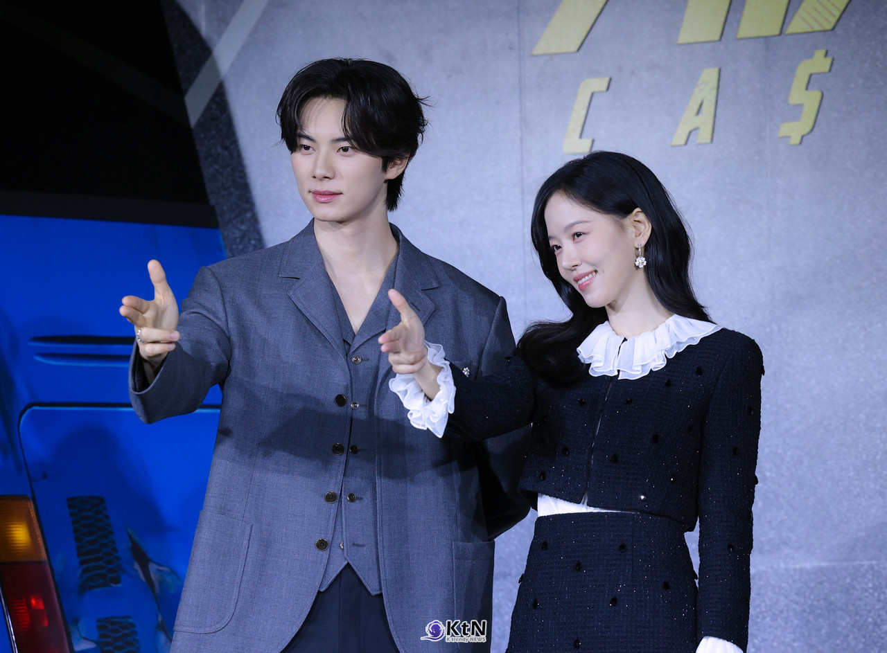 배우 강한나, 이채민이 넷플릭스 시리즈 '캐셔로' 제작발표회에 참석해 포즈를 취하고 있다. / K trendy NEWS DB. ⓒ케이 트렌디뉴스 무단전재 및 수집, 재배포금지.