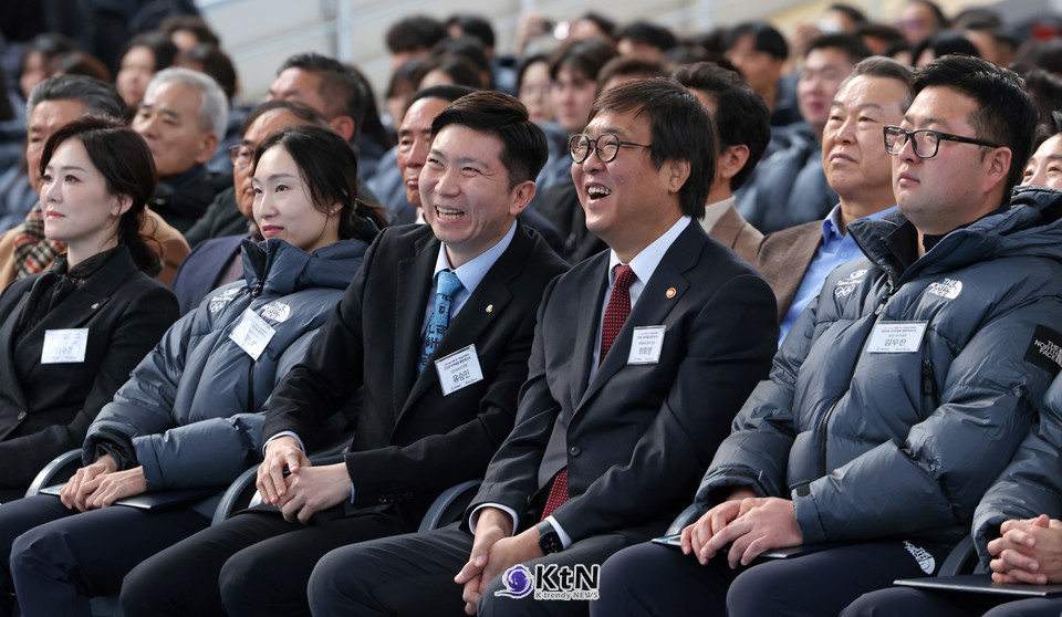 최휘영 문체부 장관(가운데 검은 정장)이 유승민 대한체육회장(오른쪽 검은 정장)과 함께 7일 진천 훈련개시식에 참석했다. /사진=문화체육관광부, K trendy NEWS DB ⓒ케이 트렌디뉴스 무단전재 및 수집, 재배포금지