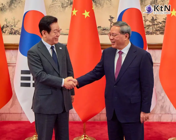 이재명 대통령·시진핑 회담 이후 중국 서열 2·3위 잇따라 면담...한중 스타트업 협력 행보 본격화   사진=2026.  01.07  KTV 이매진  갈무리 (이재명 대통령은 중국 권력 서열 2위인 리창 국무원 총리와 회동했다.)  K trendy NEWS DB ⓒ케이 트렌디뉴스 무단전재 및 수집, 재배포금지
