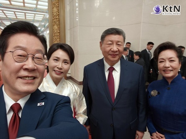  이재명 대통령·시진핑 회담 이후 중국 서열 2·3위 잇따라 면담...한중 스타트업 협력 행보 본격화   사진=2026.  01.07 이재명 대통령 엑스 갈무리 (이재명 대통령은 경주 아시아태평양경제협력체(APEC) 정상회의를 계기로 열렸던 한중정상회담에서 시 주석으로부터 선물 받은 '샤오미 스마트폰'을 베이징에 가져와 함께  셀카 사진을 찍었다 )   K trendy NEWS DB ⓒ케이 트렌디뉴스 무단전재 및 수집, 재배포금지