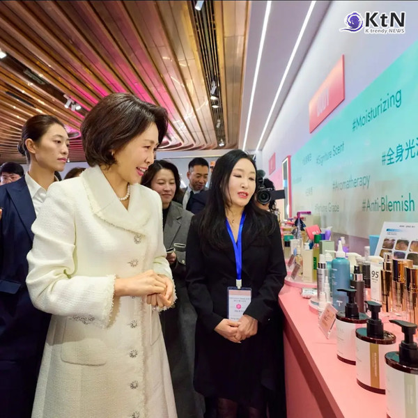 외교 무대에 오른 K-뷰티…김혜경 여사 상하이 행사장 찾아 격려   사진=2026. 01.07   KTV 이매진 갈무리  K trendy NEWS DB ⓒ케이 트렌디뉴스 무단전재 및 수집, 재배포금지