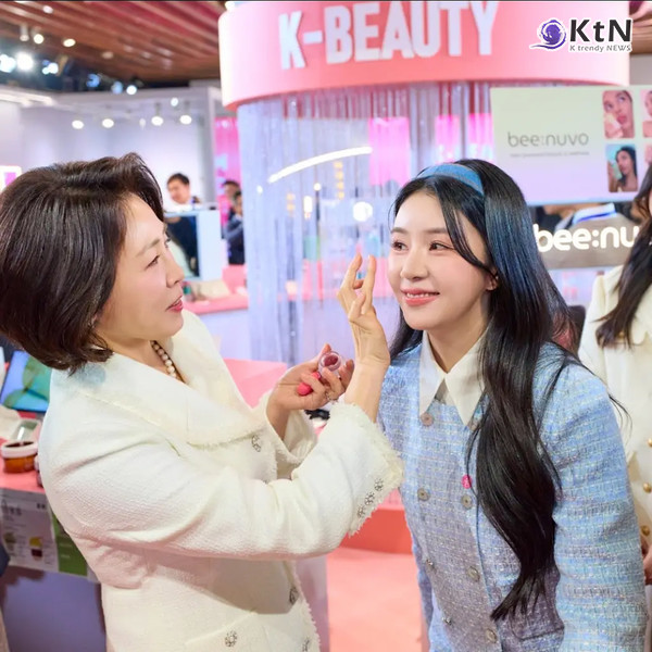 외교 무대에 오른 K-뷰티…김혜경 여사 상하이 행사장 찾아 격려   사진=2026. 01.07   KTV 이매진 갈무리  K trendy NEWS DB ⓒ케이 트렌디뉴스 무단전재 및 수집, 재배포금지