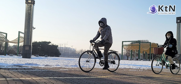 출근길 ‘칼바람’…아침 최저 -14도, 체감온도 영하권 종일 지속  사진=2026. 01.08 중부와 경북을 중심으로 한파주의보가 내려진 가운데 아침 최저기온이 영하 14도까지 떨어지며 출근길 강추위가 이어진다. K trendy NEWS DB ⓒ케이 트렌디뉴스 무단전재 및 수집, 재배포금지