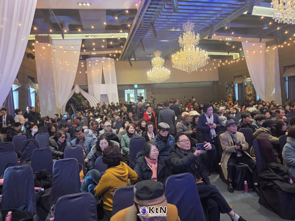 컨벤션 홀에는 수백 명의 참석자가 자리를 채웠다. 승급과 성과를 축하하는 배너가 곳곳에 설치돼 축제 분위기를 더했고, 참석자들은 행사 시작 전부터 뜨거운 관심을 보였다./사진=K trendy NEWS DB ⓒ케이 트렌디뉴스 무단전재 및 수집, 재배포금지