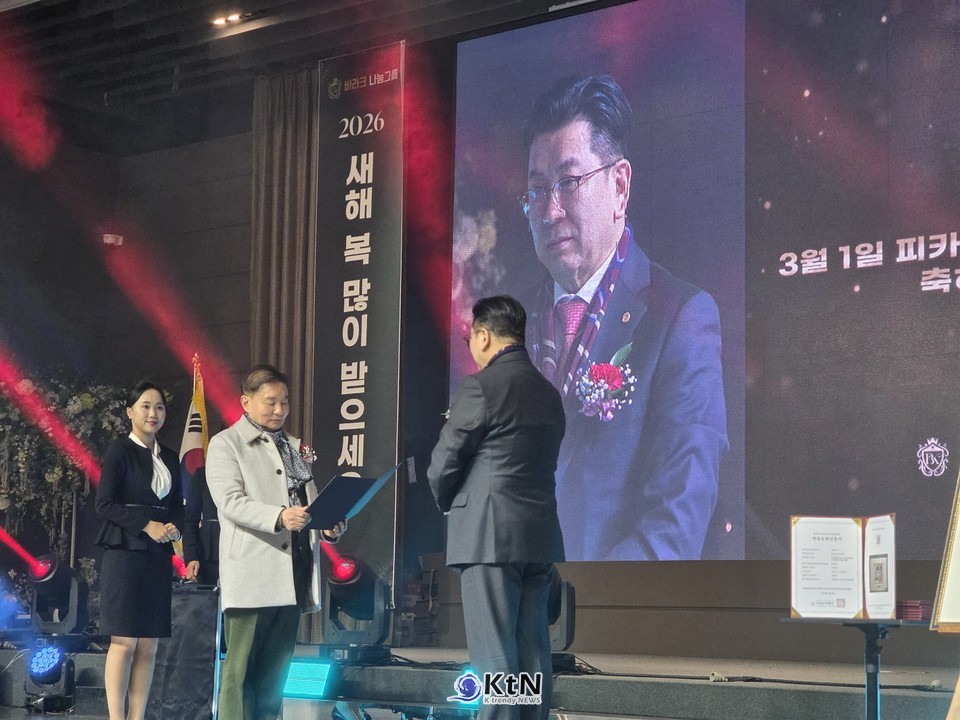 강석운 회장으로부터 ‘바라크 나눔 그룹 명품회장’ 위촉장을 수여받는 차효준 꾸바(KUVA) 아트센터 의장. /사진=K trendy NEWS DB ⓒ케이 트렌디뉴스 무단전재 및 수집, 재배포금지