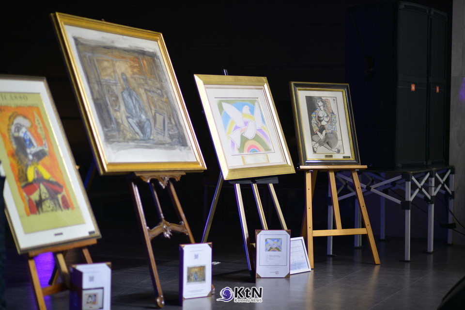 이젤 위에 놓인 작품들은 고정된 전시장을 벗어나 이동을 전제로 한 전시의 가능성을 보여준다. 작품이 한 자리에 머무는 대신, 환경과 함께 움직이기 시작한 순간부터 전시는 ‘장소’가 아니라 ‘흐름’으로 작동한다.  /사진=K trendy NEWS DB ⓒ케이 트렌디뉴스 무단전재 및 수집, 재배포금지