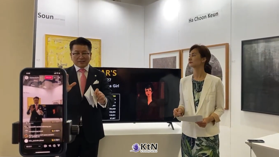 라이브 중계 화면과 전시 공간이 겹쳐진 장면은 ‘이동하는 전시’의 현재를 보여준다. 작품은 고정된 장소에 머물지 않고, 설명·중계·관람이 동시에 이루어지는 환경 속에서 관객과 만난다. 이 순간 전시는 하나의 장소가 아니라, 이동과 소통이 이어지는 과정으로 확장된다. /사진=K trendy NEWS DB ⓒ케이 트렌디뉴스 무단전재 및 수집, 재배포금지