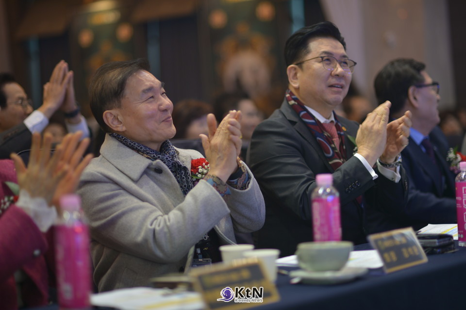 강석운 바라크 나눔 그룹 회장과 차효준 KUVA 아트센터 의장이 문화 플랫폼으로서의 본사 전환 비전을 공유하고 있다. /사진=K trendy NEWS DB ⓒ케이 트렌디뉴스 무단전재 및 수집, 재배포금지