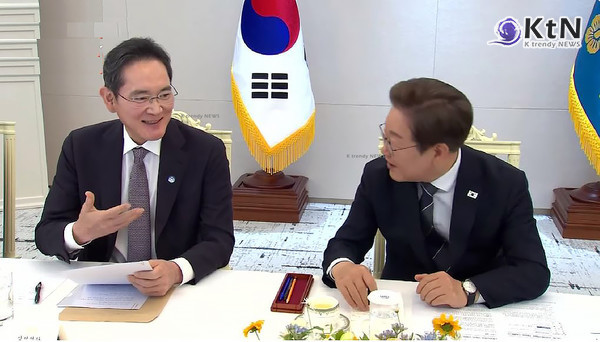 이재명 첫 재계 간담회, 이재용 “삼성, 미래산업 일자리 책임질 것”  사진=2025 06.13  K TV 영상 갈무리 간담회에는 이재용 삼성전자 회장, 최태원 SK그룹 회장, 정의선 현대차그룹 회장, 구광모 LG그룹 회장, 신동빈 롯데그룹 회장 등 5대 그룹 총수와 함께 경제6단체장들이 대거 참석했다.  K trendy NEWS DB ⓒ케이 트렌디뉴스 무단전재 및 수집, 재배포금지