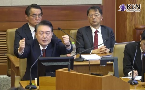  "대통령으로서, 예? 제가" 윤석열, 국민을 위한다더니...결국 계엄 배경 속내 밝혀   사진=2025 02.11 헌법재판소  K trendy NEWS DB ⓒ케이 트렌디뉴스 무단전재 및 수집, 재배포금지