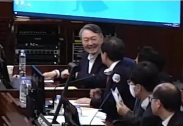특검 사형 구형에 웃은 尹…방청석서 욕설 쏟아져  윤석열 사형 구형 법정서 소란…지지자 욕설·폭소 사진=2026. 01.13  경향신문  (서울중앙지법  제공) K trendy NEWS DB ⓒ케이 트렌디뉴스 무단전재 및 수집, 재배포금지