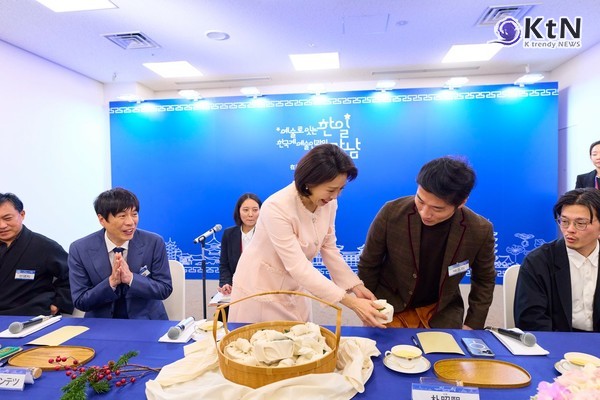 손수 만든 한과 한 상, 김혜경 여사, 재일 한국계 예술인에 정성 담긴 K-푸드 문화 외교     사진=2026. 01.14  ktv 이매진 K trendy NEWS DB ⓒ케이 트렌디뉴스 무단전재 및 수집, 재배포금지