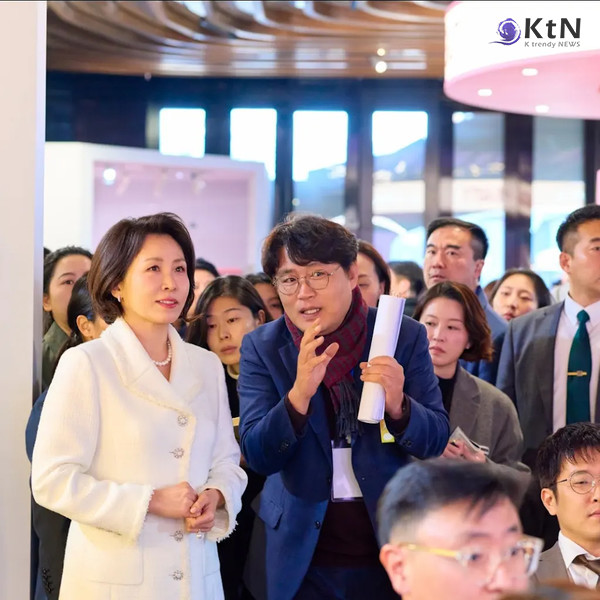외교 무대에 오른 K-뷰티…김혜경 여사 상하이 행사장 찾아 격려   사진=2026. 01.07   KTV 이매진 갈무리  K trendy NEWS DB ⓒ케이 트렌디뉴스 무단전재 및 수집, 재배포금지