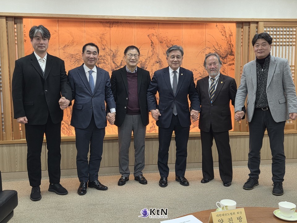 왼쪽부터 김중헌 태권도진흥재단 이사장, 최재춘 코리아태권도유네스코추진단장, 윤웅석 국기원장, 허민 국가유산청장, 오영복 전북도겨루기태권도보존회 대표, 정문용 대한태권도협회 사무총장이 태권도 유네스코 인류무형유산 등재 추진과 관련해 국가유산청 차담 회의에 참석했다. /사진=KOREA태권도유네스코추진단, K trendy NEWS DB ⓒ케이 트렌디뉴스 무단전재 및 수집, 재배포금지