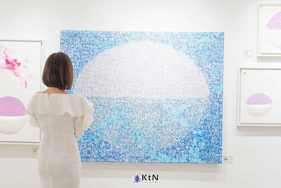 전시 측은 “작품이 빛날 수 있도록 꽃과 화환은 마음으로만 받겠다”는 공지를 통해, 오로지 작가의 예술 세계와 관람객의 소통에 집중하는 클린 전시 문화를 제안했다. 