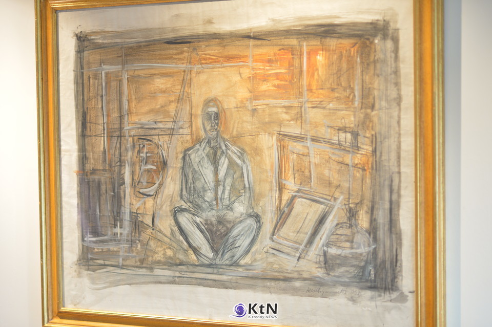 Alberto Giacometti  알베르토자코메티 앉아있는남자 12,000,000,000원  Mixed technical paper 80 x 100cm 1957.  /사진=K trendy NEWS DB ⓒ케이 트렌디뉴스 무단전재 및 수집, 재배포금지