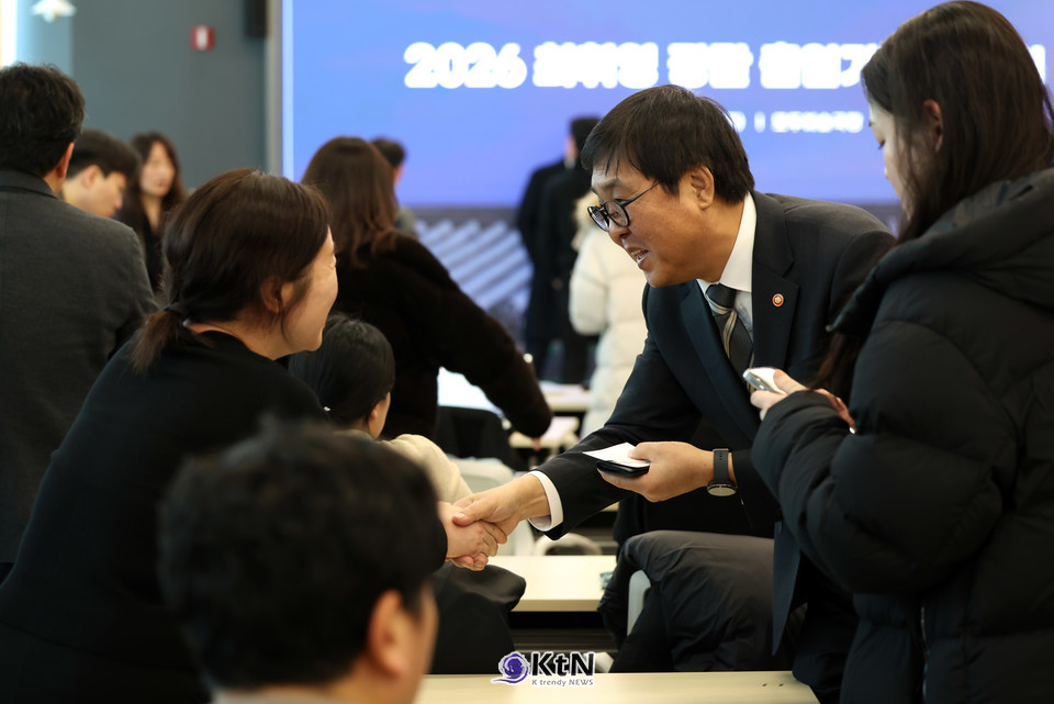 질의응답에서 취임 200일 소회를 묻는 질문에 최 장관은 “취임 1달째에는 K-컬처가 정점을 지나 내려갈 일만 남았을지 모른다는 절박함에 당황했으나, 6개월이 지난 지금은 희망과 가능성을 보고 있다”고 답했다.  /사진=문화체육관광부, K trendy NEWS ⓒ케이 트렌디뉴스 무단전재 및 수집, 재배포금지