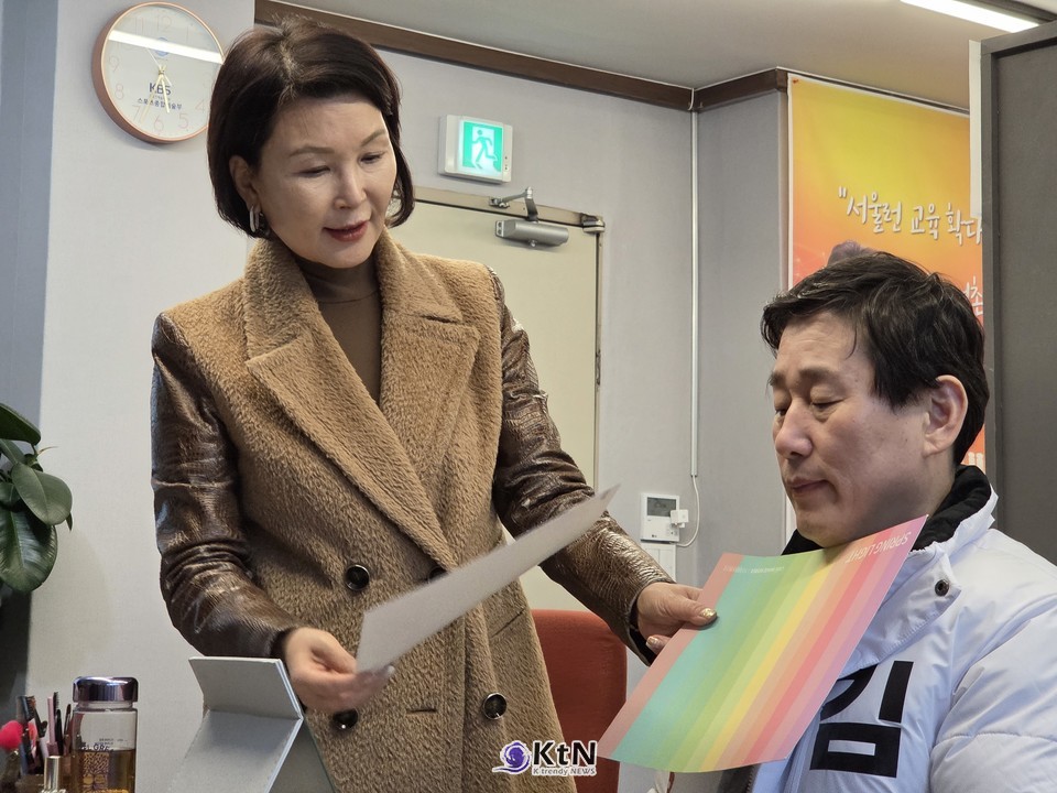 CMK 이미지 코리아 조미경 대표가 김영배 서울시교육감 예비후보 이미지 컨설팅을 진행하고 있다. /사진=K trendy NEWS DB ⓒ케이 트렌디뉴스 무단전재 및 수집, 재배포금지