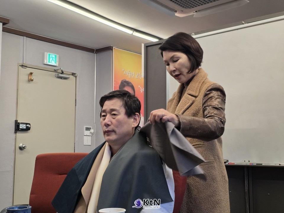 CMK 이미지 코리아 조미경 대표가 김영배 서울시교육감 예비후보 이미지 컨설팅을 진행하고 있다. /사진=K trendy NEWS DB ⓒ케이 트렌디뉴스 무단전재 및 수집, 재배포금지