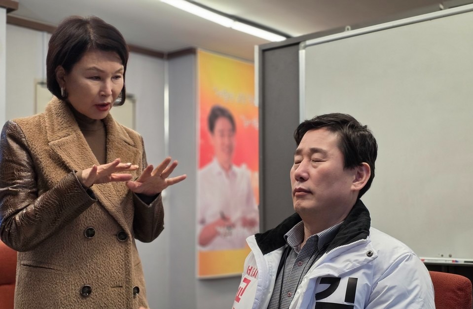 조미경 CMK이미지코리아 대표가 김영배 서울시교육감 예비후보의 이미지메이킹 진단을 실시하고있다./사진=K trendy NEWS DB ⓒ케이 트렌디뉴스 무단전재 및 수집, 재배포금지