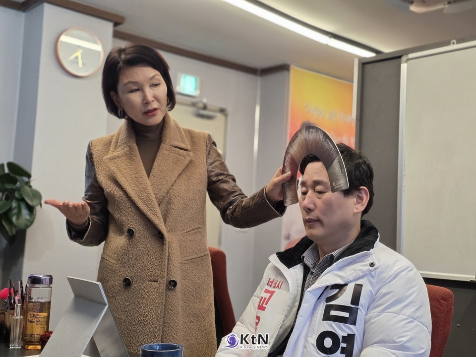 조미경 CMK이미지코리아 대표가 김영배 서울시교육감 예비후보에게 이미지 컨설팅 진단을 진행하고있다./사진=K trendy NEWS DB ⓒ케이 트렌디뉴스 무단전재 및 수집, 재배포금지