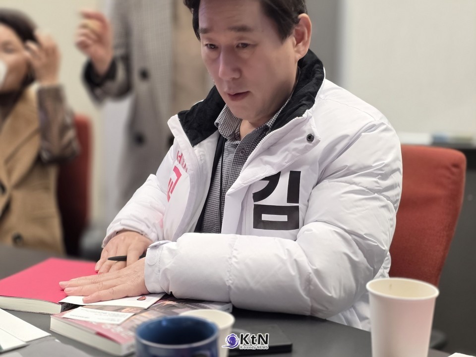 과거의 이미지 컨설팅이 완결된 서사를 구축하는 작업이었다면, 현재의 과제는 전혀 다르다. 잘려 나간 어느 장면에서도 인물의 정체성이 무너지지 않도록 설계하는 일이다. /사진=K trendy NEWS DB ⓒ케이 트렌디뉴스 무단전재 및 수집, 재배포금지