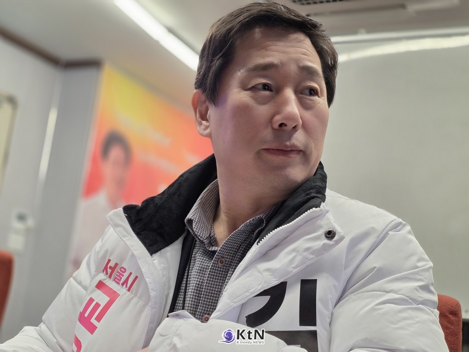 김포장이라는 편견의 함정...관리되지 않은 투박함이 낳는 치명적 오해와 실체의 왜곡 - CMK이미지코리아 조미경 대표가 김영배 서울시교육감 예비 후보의 이미지 컨설팅을 진행하고 있다.  /사진=K trendy NEWS DB ⓒ케이 트렌디뉴스 무단전재 및 수집, 재배포금지