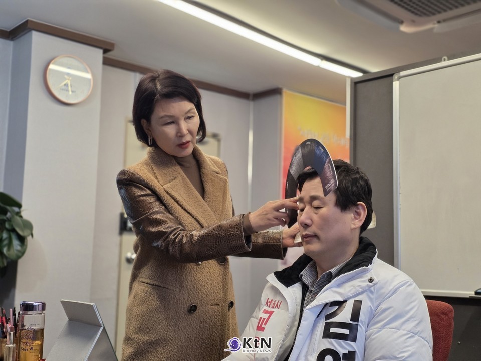 포장이라는 편견의 함정...관리되지 않은 투박함이 낳는 치명적 오해와 실체의 왜곡 - CMK이미지코리아 조미경 대표가 김영배 서울시교육감 예비 후보의 이미지 컨설팅을 진행하고 있다.  /사진=K trendy NEWS DB ⓒ케이 트렌디뉴스 무단전재 및 수집, 재배포금지
