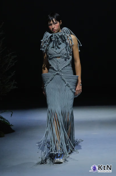 [Jane Wade FW26④] 연출이 앞선 무대, 옷이 밀려난 자리