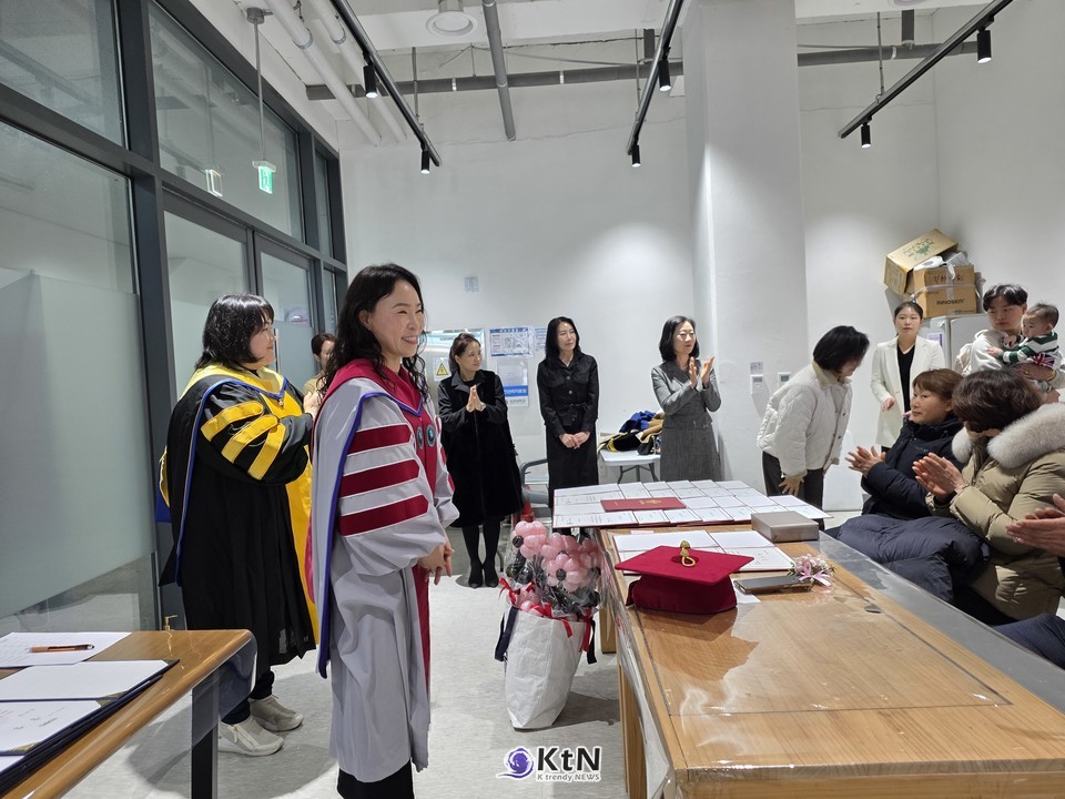 박해련 학과장 “학교는 제2의 부모”, 최묘선 교수 ‘손수 만든 풍선 꽃’으로 전한 진심/사진=K trendy NEWS DB ⓒ케이 트렌디뉴스 무단전재 및 수집, 재배포금지