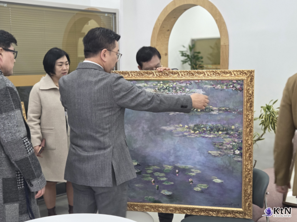 전시 작품을 점검하고 있는 차효준 대표. Picasso in Daegu: Picasso & The Great Masters. 사진=K trendy NEWS DB ⓒ케이 트렌디뉴스 무단전재 및 수집, 재배포금지