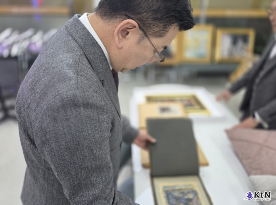 전시 작품을 점검하고 있는 차효준 대표. Picasso in Daegu: Picasso & The Great Masters. 사진=K trendy NEWS DB ⓒ케이 트렌디뉴스 무단전재 및 수집, 재배포금지