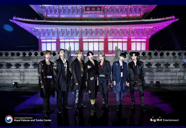 그룹 방탄소년단(BTS)의 역사적인 광화문 컴백 공연을 앞두고 국가적 차원의 안전 대책이 가동된 가운데, 행사 당일 경복궁이 사상 초유의 '전면 휴궁'을 결정하며 세계적 아티스트와 K-헤리티지의 만남을 위한 준비에 돌입했다. 사진=2026. 03.02   서울 광화문과 월대 전경 [연합뉴스/국가유산청 궁능유적본부 제공] / 편집 K trendy NEWS DB ⓒ케이 트렌디뉴스 무단전재 및 수집, 재배포금지