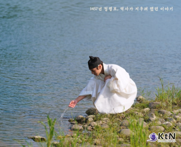  비운의 왕 이홍위의 눈물부터 장항준 감독의 ‘성형·귀화’ 공약까지, 대한민국이 ‘왕사남’에 응답했다.   홀로 물장난 치는 단종... 900만 관객 울린 ‘강가 포스터’ 공개, 장항준 감독 성형에 귀화까지?... ‘왕사남’ 천만 임박에 소속사 대표 긴급 등판, 이준혁 ‘오천만’·박지훈 ‘데뷔작 천만’... ‘왕사남’이 갈아치울 역대급 기록 8가지   사진=2026. 03.03 '왕과 사는 남자' 포스터  쇼박스   K trendy NEWS DB ⓒ케이 트렌디뉴스 무단전재 및 수집, 재배포금지