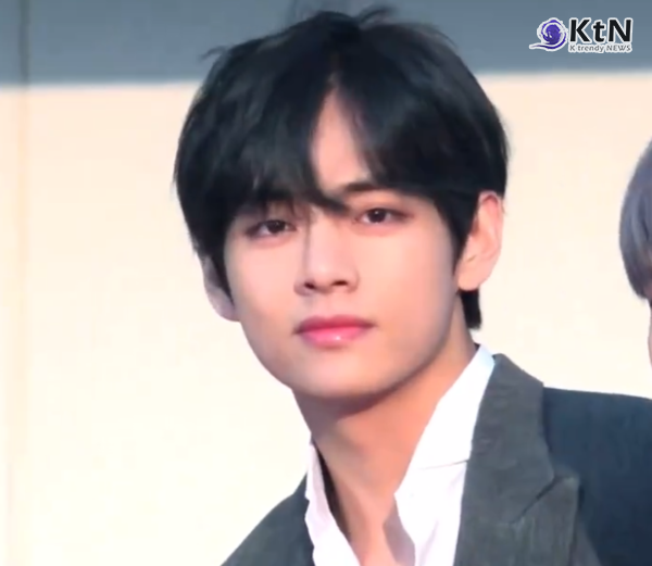 보이 그룹 방탄소년단(BTS)의 멤버 뷔(V)가 새학기 교실에서 가장 만나고 싶은 남자 스타 1위에 오르며 변함없는 인기와 화제성을 입증했다. 사진=2026. 03.03   엑스 갈무리 v K trendy NEWS DB ⓒ케이 트렌디뉴스 무단전재 및 수집, 재배포금지